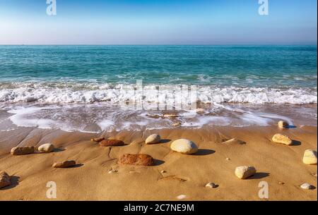 Fantastische Aussicht azurblaues Meer, das durch Sonnenlicht leuchtet. Dramatische Morgenszene. Lage Makauda, Sciacca. Sizilien, Süditalien, Europa Stockfoto