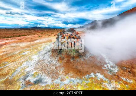 Dampfkegel in Hverir Geothermie-Gebiet mit kochenden Schlammbecken und dampfenden Fumarolen in Island Lage: Geothermie-Gebiet Hverir, Region Myvatn, Nort Stockfoto