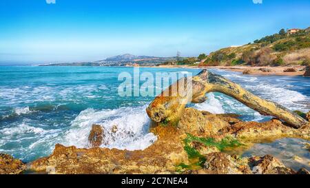 Fantastische Aussicht azurblaues Meer, das durch Sonnenlicht leuchtet. Dramatische Morgenszene. Lage Makauda, Sciacca. Sizilien, Süditalien, Europa Stockfoto