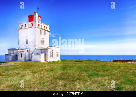 Landschaft mit weißem Leuchtturm am Kap Dyrholaey. Lage: Kap Dyrholaey (Cape Portland), in der Nähe von Vik Dorf, Insel, Europa Stockfoto