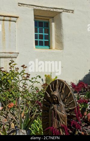 Mission San Juan Bautista, eine spanische Mission, gegründet 1797 von Fermín Lasuén des Franziskanerordens. Die Mission hat ein Museum und Gärten. Stockfoto