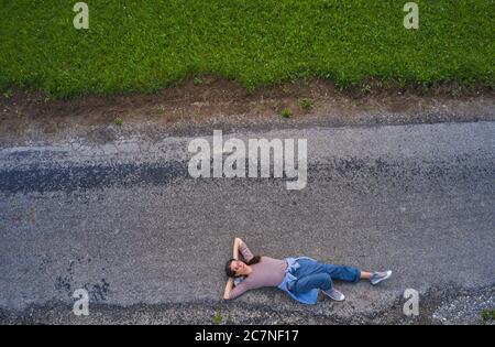 Marktoberdorf, 17. Juli 2020. Frau mit Mountainbike, entspannt in der Sonne auf einem Radweg liegen. © Peter Schatz / Alamy Stock Photos Stockfoto