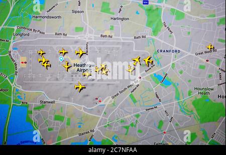 Flugverkehr auf dem London Heatrow Airport (18. juli 2020, UTC 11.51) im Internet mit Flightradar 24 Website, während der Coronavirus Pandemie Stockfoto
