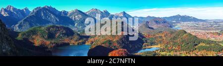 Draufsicht Panorama Alpsee und Schwangau Dorf im Herbst. Lage: Dorf Schwangau, in der Nähe von Füssen, Südwestbayern, Deutschland, Europa Stockfoto