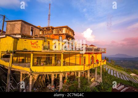 Magetan, Indonesien - 20. April 2019: Wohnhaus, das um Telaga Sarangan, Mount Lawu in Magetan, Ost-Java, Indonesien wächst Stockfoto