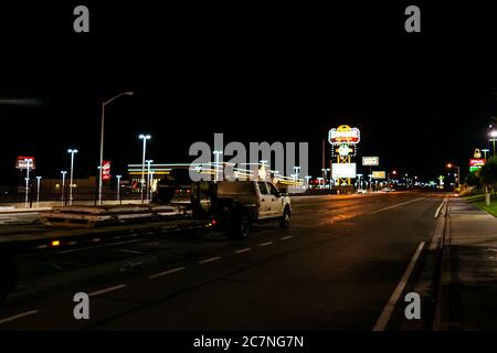 Wendover, USA - 27. Juli 2019: Nevada Stadt in der Nähe von Utah Grenze mit Red Garter Casino auf der Straße in der Nacht beleuchtete Neonlichter und Boulevard Stockfoto