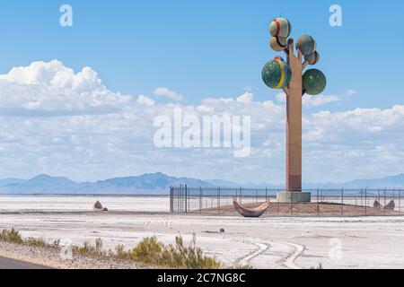 Salt Lake City, USA - 27. Juli 2019: The Tree of Utah berühmte bunte Skulptur auf der Interstate 80 in Wüstenlandschaft mit Salzebenen und Bergen in Stockfoto