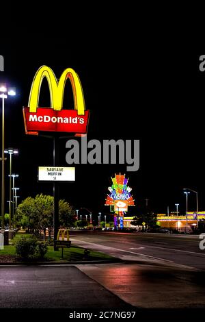 Wendover, USA - 27. Juli 2019: Nevada Stadt in der Nähe der Grenze von Utah mit McDonald's und dem berühmten Rainbow Hotel und Casino auf der Straße bei Nacht beleuchtete Neonlicht Stockfoto