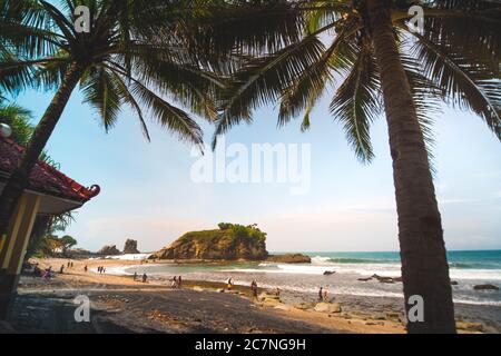 Die Schönheit des Klayar Beach mit seinen einzigartigen Korallensteinen und Kokospalmen entlang der Küste in Pacitan, Ost-Java, Indonesien Stockfoto