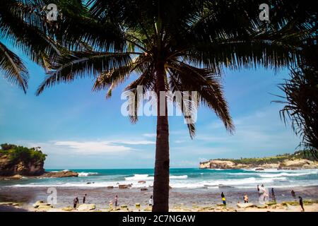 Die Schönheit des Klayar Beach mit seinen einzigartigen Korallensteinen und Kokospalmen entlang der Küste in Pacitan, Ost-Java, Indonesien Stockfoto