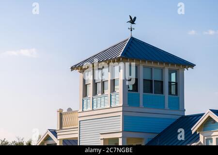 Seaside, USA - 25. April 2018: Holzhaus Dachturm Architektur am Strand Ozean in Florida Blick während sonnigen Tages mit pelikanischer Skulptur Wetter van Stockfoto