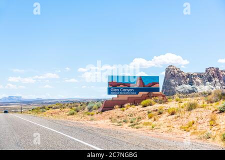 Page, USA - 5. August 2019: Glen Canyon National Recreation Area Eingangsschild willkommen auf der Straße in Utah in der Nähe von Arizona im Sommer mit blauem Himmel Stockfoto