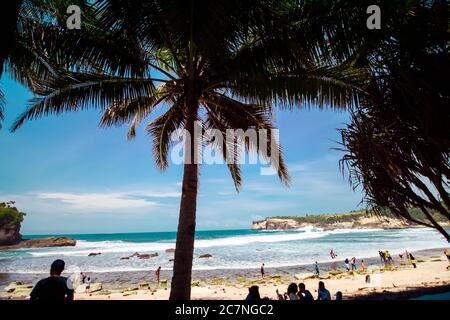 Die Schönheit des Klayar Beach mit seinen einzigartigen Korallensteinen und Kokospalmen entlang der Küste in Pacitan, Ost-Java, Indonesien Stockfoto