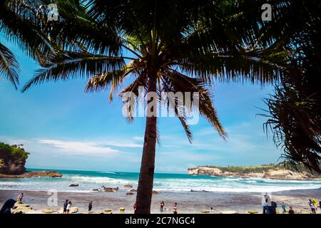 Die Schönheit des Klayar Beach mit seinen einzigartigen Korallensteinen und Kokospalmen entlang der Küste in Pacitan, Ost-Java, Indonesien Stockfoto