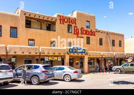 Taos, USA - 20. Juni 2019: Downtown McCarthy's plaza Platz in der berühmten Stadt Stadt Dorf Altstadt mit Schild außen für Hotel La Fonda roten Text Stockfoto