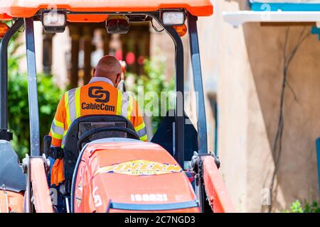 Ranchos de Taos, USA - 19. Juni 2019: St. Francic St. Francis Plaza und San Francisco de Asis Kirche mit Mann in New Mexico auf LKW mit Seilbahn si Stockfoto