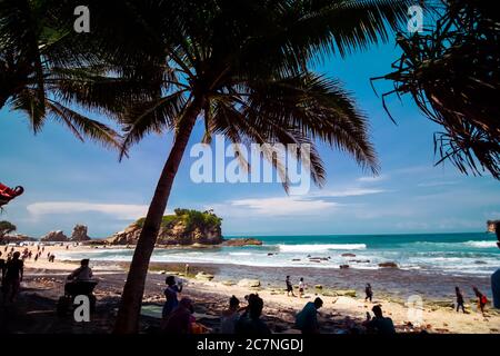 Die Schönheit des Klayar Beach mit seinen einzigartigen Korallensteinen und Kokospalmen entlang der Küste in Pacitan, Ost-Java, Indonesien Stockfoto