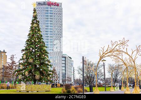 Warschau, Polen - 18. Dezember 2019: Peopl vor Westfield Arkadia Einkaufszentrum mit Weihnachtsschmuck und Baum und moderne Gebäude Zeichen für Mul Stockfoto