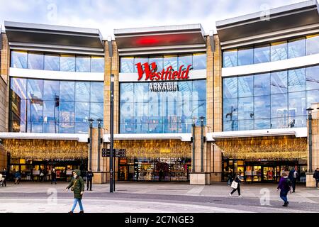 Warschau, Polen - 18. Dezember 2019: Menschen außerhalb Westfield Einkaufszentrum Arkadia größten Komplex im Land mit Geschäften und Boutiquen Eingang Stockfoto