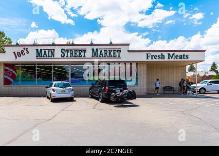 Panguitch, USA - 2. August 2019: Kleine Stadt mit Schild für Joe's Main Street Market in der Nähe des Bryce Canyon National Park und des Dixie Forest Stockfoto