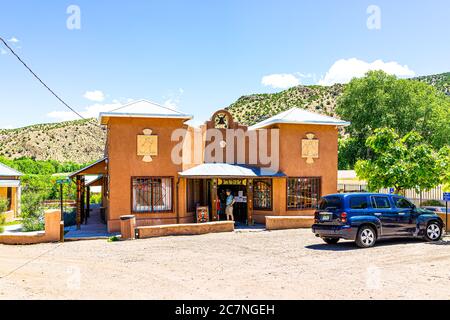 Chimayo, USA - 19. Juni 2019: Shop Geschenk Souvenir-Shop in der kleinen Stadt New Mexico City Dorf mit adobe-Stil Architektur auf der Hauptstraße nach Taos Stockfoto