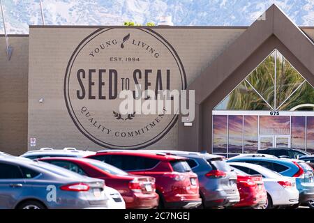 American Fork, USA - 29. Juli 2019: Young Living Essential Oils Member Services Zentrale Business Company Warehouse in Utah mit Parkplatz Autos Stockfoto