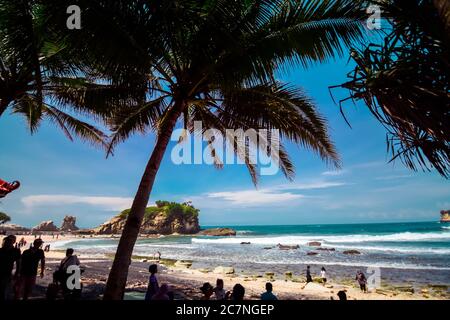 Die Schönheit des Klayar Beach mit seinen einzigartigen Korallensteinen und Kokospalmen entlang der Küste in Pacitan, Ost-Java, Indonesien Stockfoto