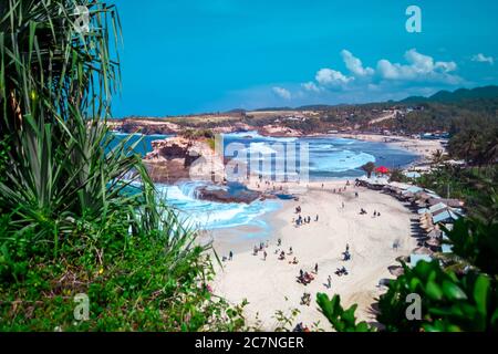 Die Schönheit des Klayar Beach mit seinen einzigartigen Korallensteinen und Kokospalmen entlang der Küste in Pacitan, Ost-Java, Indonesien Stockfoto