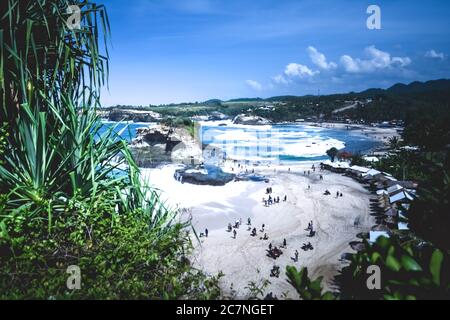 Die Schönheit des Klayar Beach mit seinen einzigartigen Korallensteinen und Kokospalmen entlang der Küste in Pacitan, Ost-Java, Indonesien Stockfoto