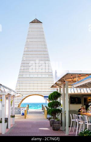 Seaside, USA - 25. April 2018: Park in berühmten Stadt Stadt Stranddorf während sonnigen Tag in Florida panhandle mit weißer Architektur von OBE Pavillon zu Stockfoto