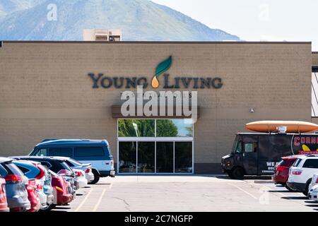 American Fork, USA - 29. Juli 2019: Young Living Essential Oils Member Services Zentrale Firmenlager in Utah mit Parkplatz Autos durch Zeichen e Stockfoto