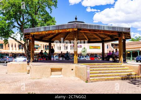 Taos, USA - 20. Juni 2019: Downtown McCarthy's plaza Square Park mit Menschen unter Pavillon in der berühmten Stadt Dorf Altstadt Stockfoto