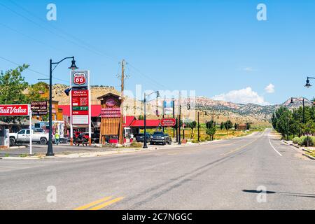 Tropic, USA - 1. August 2019: Kleine Stadt mit Schild für Tankstelle und Clark's Country Market im Grand Staircase-Escalante National Monument in der Nähe von Bryc Stockfoto