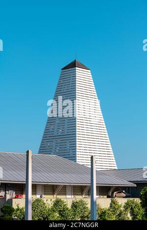 Seaside, USA - 25. April 2018: OBE Pavillon Turm aus Holz von David Coleman Nahaufnahme vertikale Ansicht von Strand Ozean Pavillon in Florida Architektur Stockfoto