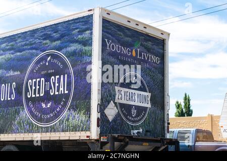 American Fork, USA - 29. Juli 2019: Zeichen für Young Living Essential Oils Firma Lieferwagen in der Nähe von Lager auf der Autobahn Straße in Utah Autos im Verkehr Stockfoto