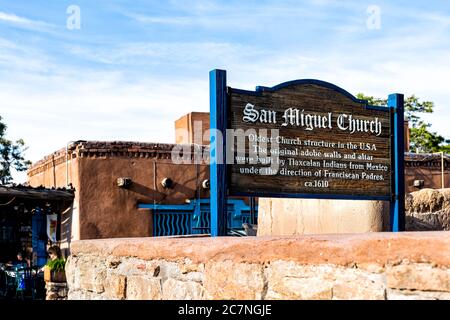 Santa Fe, USA - 14. Juni 2019: San Miguel Missionskapelle älteste Kirche in den Vereinigten Staaten Informationsschild mit adobe-Architektur Stockfoto