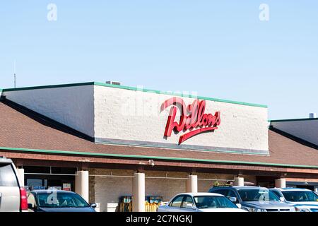 Garden City, USA - 14. Oktober 2019: Gebäude und Schild für Dillons Kroger Lebensmittelgeschäft Außenfassade in Kansas Kleinstadt Stockfoto