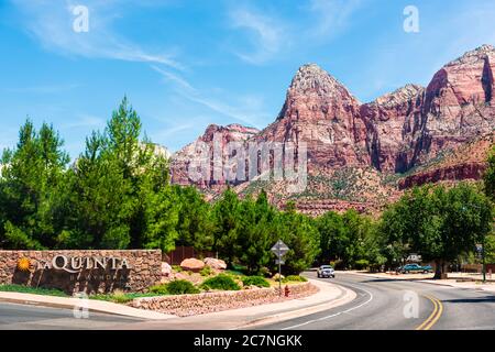 Springdale, USA - 5. August 2019: Zion National Park Road Street in Utah und Stadtschild für teure La Quinta Hotelunterkunft Stockfoto