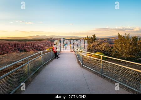 Bryce, USA - 1. August 2019: Viele Touristen im Nationalpark vom Bryce Point aus blicken auf den Fußweg und die Geländer an einem beliebten Ziel Stockfoto