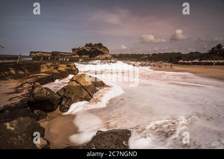 Die Schönheit des Klayar Beach mit seinen einzigartigen Korallensteinen und Kokospalmen entlang der Küste in Pacitan, Ost-Java, Indonesien Stockfoto