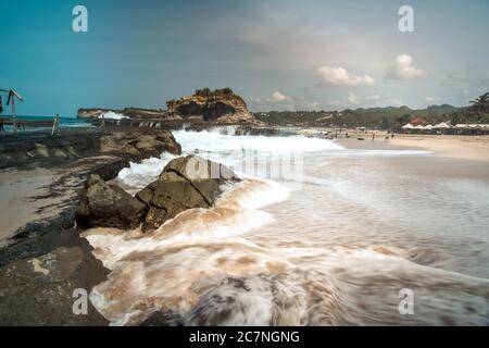 Die Schönheit des Klayar Beach mit seinen einzigartigen Korallensteinen und Kokospalmen entlang der Küste in Pacitan, Ost-Java, Indonesien Stockfoto