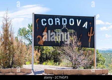 Cordova, USA - 19. Juni 2019: Fahrt im Sommer auf der High Road nach Taos berühmte Fahrt in der Nähe von Santa Fe und Chimayo mit Willkommensschild in die Stadt Stockfoto