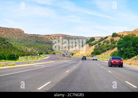 Santa Fe, USA - 17. Juni 2019: Wüste von New Mexico mit Autos auf der Autobahn nach Los Alamos, mit Straße 502 West und Bandelier National Monument Stockfoto