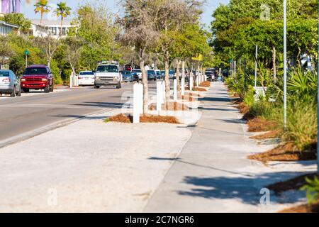 Seaside, USA - 25. April 2018: Bürgersteig in berühmten Stadt Stadt Stranddorf während sonnigen Tag in Florida panhandle Golfküste mit Autos im Verkehr und tr Stockfoto