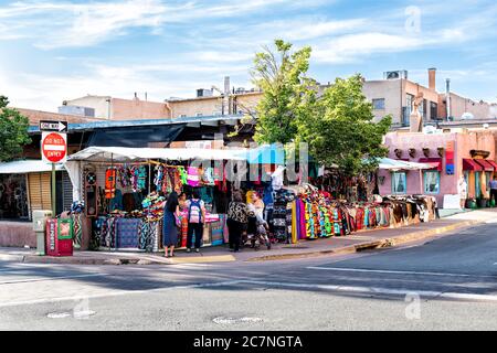 Santa Fe, USA - 14. Juni 2019: Shop Store Mode Kleidung in der Altstadt Straße in den Vereinigten Staaten New Mexico Stadt mit adobe-Stil Architektur Stockfoto