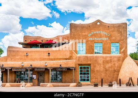 Ranchos de Taos, USA - 19. Juni 2019: Gebäude aus Adobe-Architektur in der Nähe des St Francic Plaza in New Mexico mit Old Martina's Restaurant und Straße Stockfoto