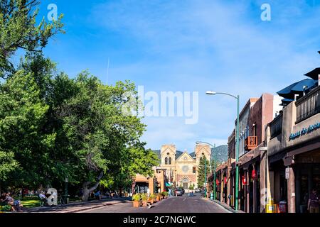 Santa Fe, USA - 14. Juni 2019: Old Town Street Road by plaza in United States New Mexico City mit adobe-Stil Architektur und berühmter Kirche mit Sho Stockfoto