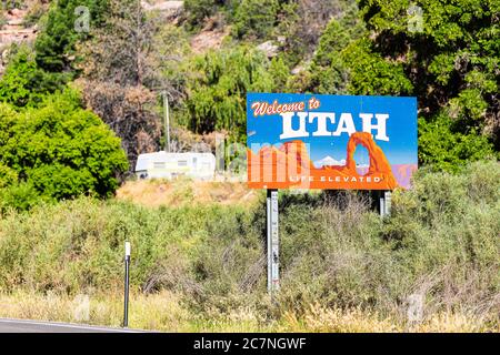 La Sal, USA - 14. August 2019: Schild aus nächster Nähe für die Begrüßung in Utah in der Nähe des Arches National Park und moab mit berühmtem Bogenbild auf der Straße Autobahn von Colorad Stockfoto