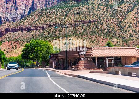 Springdale, USA - 5. August 2019: Zion National Park Road Street in Utah und Stadtschild für Motel Hotel Unterkunft Stockfoto