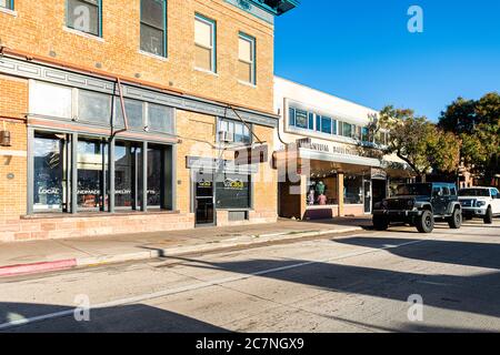 Moab, USA - 14. August 2019: Utah City Hauptstraße in einer kleinen Stadt in der Nähe des Arches National Park im Sommer mit morgens leeren Straße von Geschäften Geschäfte Stockfoto